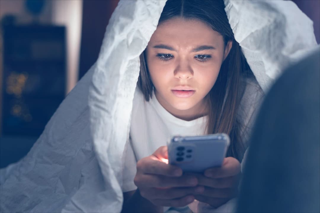 Persona distraída por múltiples dispositivos digitales
