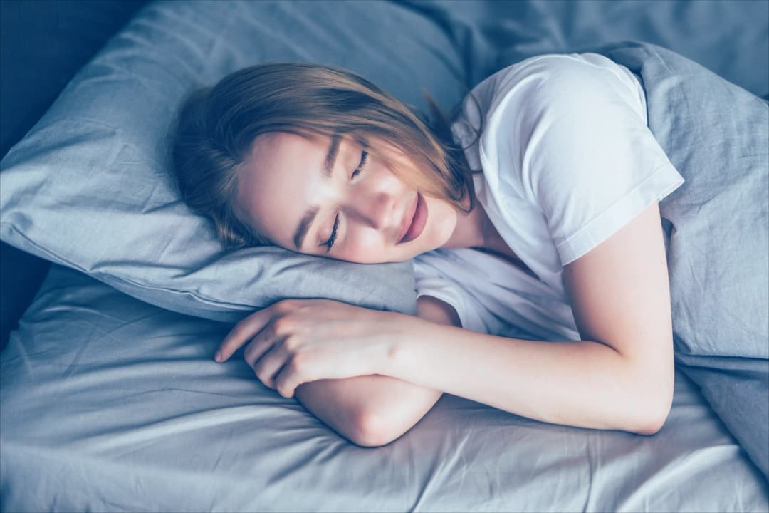 Persona durmiendo tranquilamente en una cama cómoda